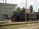 BR 91 134 steht mit dem historischen Zug auf dem Auengelnde des Museums der Mecklenburgischen Eisenbahnfreunde (MEF) in Schwerin. 
(vom Bahnsteig des Hbf fotografiert)
26.Juli 2009