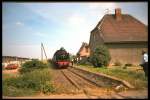 BR 91 mit Zug der Traditionsbahn Erfurt-West in Erfurt-Bindersleben, um 1988 - das EG war damals schon ein Wohnhaus.