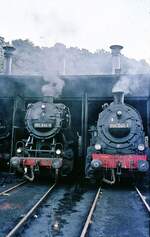 094 540 und 051 834   vor Lokschuppen  v.v.