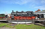 Impressionen von den Rieser Dampftagen im Bayerischen Eisenbahnmuseum: DRG Dampflok 94 1697 präsentiert sich den Fotografen auf der Drehscheibe.