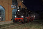 Historisches Bahnbetriebswerk Arnstadt.
Am 21. und 22. September fand das grosse Eisenbahnfest statt.
Impressionen verschiedener Fahrzeuge vom 20. September 2019 anlässlich der Nachtfotoparade von 19:00 Uhr bis 23:00 Uhr.
Schnell wurde es dunkler und dunkler. Wegen fehlendem Stativ habe ich die Nachtübung nach nur wenigen Versuchen abgebrochen.
Foto: Walter Ruetsch