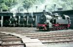 94 1538 im Bw Dillenburg 1971 anlsslich einer Sonderfahrt mit anderen Schildern, im Hintergrund mehrere 50er.