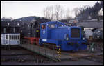 Eisenbahn Museum BW Dieringhausen am 4.3.1995: V 18-02 zieht 950001 auf die Drehscheibe
