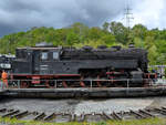 Die Güterzugtenderlokomotive 95 0028-1 wurde 1923 bei HANOMAG in Hannover gebaut und ist hier Mitte April 2026 auf der Drehscheibe des Bochumer Eisenbahnmuseums zu sehen.