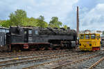 Die G�terzugtenderlokomotive 95 0028-1 wurde 1923 bei HANOMAG in Hannover gebaut und ist hier Ende April 2025 vor dem Ringlokschuppen des Bochumer Eisenbahnmuseums zu sehen. Daneben steht das 1973 bei der VEB Lokomotivbau Elektrotechnische Werke „Hans Beimler“ Hennigsdorf (LEW) gebaute Akkuschleppfahrzeug der Baureihe EL 16 (ASF 61  Emma )