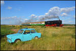 Ostalgie-Fotoshooting: Die Bergk�nigin 95 1027-2 trifft am Abend des 11.07.2026 nahe Langenstein auf den bestens gepflegten Trabi eines Eisenbahnfreundes.
