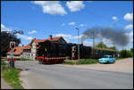 Mit viel Get�se stampft die Bergk�nigin 95 1027-2 am 11.07.2026 mit ihren beiden W�gelchen in Blankenburg/Harz am B� Michaelsteiner Stra�e die Rampe zum Betriebsbahnhof Michaelstein hinauf.