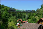 Die Bergk�nigin 95 1027-2 rollt am 12.07.2026 mit ihren beiden W�gelchen langsam �ber das Kreuztalviadukt bei R�beland.