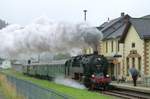 15.09.2013, Zum Jubiläum  100 Jahre Eisenbahn in Neuhaus am Rennweg  fährt der Sonderzug mit zwei Schürzenwagen (Abteilwagen AB) vom Meininger Dampflokverein und zwei Mittelgangwagen (Bghw) der Dampflokfreunde Salzwedel e.V., bespannt mit 95 027 durch Steinach in Richtung Lauscha.