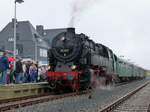 15.09.2013, Zum Jubiläum  100 Jahre Eisenbahn in Neuhaus am Rennweg  ist der Sonderzug mit zwei Schürzenwagen (Abteilwagen AB) vom Meininger Dampflokverein und zwei Mittelgangwagen (Bghw) der Dampflokfreunde Salzwedel e.V., bespannt mit 95 027 in Neuhaus angekommen.
 
Fotostandort: Gesicherter Fußweg über die Gleise, 50°30'23.92 N / 11°08'09.03 O