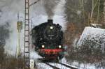 Im dichten Schneetreiben und mit Volldampf kmpft sich 95 027 die Steilrampe von Braunesumpf hoch; 10.12.2011