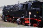 Ist so eine Dampflok nicht praktisch? Sogar warmes Wasser zum Hndewaschen gibt`s! ;-)  Das Bild zeigt 95 027 am 07.04.2012 im Bahnhof Rbeland/Harz.