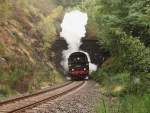 Am 15.09.13 war die 95 027 wieder in ihrer alten Heimat. Hier die Tunnelausfahrt hinter Lauscha.