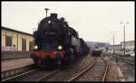 951016 wartet am 9.10.1992 um 12.05 Uhr mit einem Güterzug im Bahnhof Schmiedefeld auf die Weiterfahrt in Richtung Lauscha.