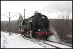 95027 hat nach Ankunft abgespannt und setzt im Spitzkehren Bahnhof Michaelstein auf dem Weg nach Rübeland am 29.1.2017 um.