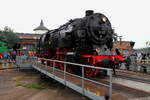 Die Bergkönigin 95 027 der Traditionsgemeinschaft 50 3708 e.V., Halberstadt präsentiert sich auf der Drehscheibe beim 14. Bahnfest im Bw Schöneweide.
Die Maschine wurde 1923 unter der Fabriknummer 10185 Bei HANOMAG Hannoversche Maschinenbau AG vormals Georg Egestorff gebaut.
