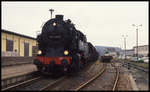 951016 wartet am 9.10.1992 im Bahnhof Schmiedefeld mit ihrem Güterzug auf die Überholung durch 951027, die mit einem Personenzug aus Lauscha erwartet wird.