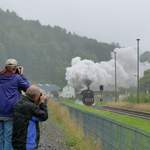 15. September 2013, Zum Jubiläum  100 Jahre Eisenbahn in Neuhaus am Rennweg  fuhr ein Sonderzug mit zwei Schürzenwagen (Abteilwagen AB) vom Meininger Dampflokverein und zwei Mittelgangwagen (Bghw) der Dampflokfreunde Salzwedel e.V., bespannt mit 95 027 mit Ziel Neuhaus am Rennweg, durch Steinach.