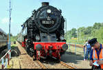 Nachdem die zweite Parallelfahrt zwischen Flöha und Freiberg(Sachs) anlässlich des 28. Heizhausfests des Sächsischen Eisenbahnmuseum Chemnitz-Hilbersdorf e.V. (SEM) erfolgte, fahren beide Züge vereinigt als Zubringerzug nach Chemnitz-Hilbersdorf Museumsbahnsteig SEM.
Nach der Ankunft wurde noch einmal 95 1027-2 der Traditionsgemeinschaft 50 3708 e.V. aufgenommen, die zusammen mit 50 3648-8 des SEM, sechs Personenwagen und Zuglok E 77 10 der Interessengemeinschaft Bw Dresden Altstadt e.V. nun im Museum stehen.
[25.8.2019 | 12:11 Uhr]