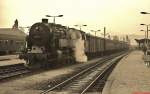 Im Oktober 1978 wartet 95 0025-7 mit einem Personenzug im Bahnhof Saalfeld auf die Abfahrt nach Sonneberg