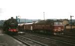 An 95 0009-1 vorbei fährt 120 324-9 mit einem Güterzug im Oktober 1978 in Saalfeld ein