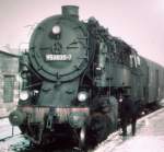 Als das Bw Probstzella noch 21 lgefeuerte Maschinen der Baureihe 95 im Einsatz hatte: 95 0030 im Bahnhof Saalfeld im Februar 1979!