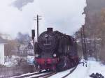 95 1016 dampft in voller Fahrt mit Personenzug am 25.Februar 1994 durch Httengrund