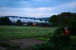 Nahe Oberndorf bummelt 97 501 mit ihrem Fotogterzug am frhen Morgen durch die Gemsevorgrten von Oberndorf.