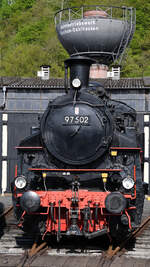 Die Mitte April 2026 vor dem Ringlokschuppen des Eisenbahnmuseums in Bochum ausgestellte Zahnradlokomotive 97 502 erblickte 1923 in der Maschinenfabrik Esslingen das Licht der Maschinenwelt.