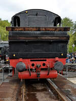 Die Zahnradlokomotive 97 502 wurde 1923 in der Maschinenfabrik Esslingen gebaut und wird hier im April 2026 auf der Drehscheibe des Eisenbahnmuseums in Bochum pr�sentiert.