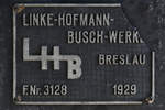 Ein gebrochenes Herstellerschild auf der Dampflokomotive 56 3007, welche Mitte September 2019 im Eisenbahnmuseum Darmstadt-Kranichstein ausgestellt war.
