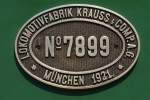 Das Fabrikschild der Krauss Nr 7899. Die kleine Dampflok gehrt heute dem Institut fr Schienenfahrzeugtechnik der RWTH Aachen.