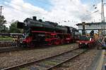 Größenvergleich zwischen erster Dampflok von Deutschland (der Adler) und einer 1935 gebauten Schnellzug-Dampflok (01 150), während der Fahrzeugparade am 18.06.2016 des Sommerfestes vom