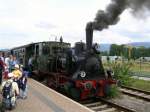 Die alte Badenia am Bahnhof in Achern.

Die Dampflok 28  Badenia  der Achertalbahn - gebaut 1900 bei Borsig/Berlin unter Nr.4788 - war bis 1952 im tglichen Dienst. 
Zwischen Mai und Oktober fhrt der historische Dampfzug vierzehntgig am Sonntag von Achern nach Ottenhfen.
Mehr Infos gibt es hier:
http://www.badenpage.de/achertal/dampfzug/
