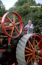 Dampf, aber nicht auf der Schiene. Betriebsfhiger Dampfpflug, bei der Fahrt zu einem Schaupflgen an der Universitt Hohenheim (2000). Standort heute -Deutsches Landwirtschaftsmuseum Hohenheim-. Hersteller A. Heuke Dampfpflug Lokomotiv Fabrik Gatersleben Baujahr 1911.