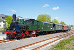 Die Dampflok  Waldbröl  des Eisenbahnmuseums Dieringhausen steht am 05.05.2011 mit dem Museumszug Bergischer Löwe im Bf Wiehl zur Abfahrt nach Gummersbach-Dieringhausen bereit.

Die Lok wurde 1914 unter Fabrik-Nr. 2243 von der Maschinenfabrik Arnold Jung Lokomotivenfabrik GmbH in Jungenthal b. Kirchen a.d. Sieg für die Kleinbahn Bielstein-Waldbröl gebaut und dort als Lok  Waldbröl  bezeichnet. Sie ähnelt sehr stark der Preußischen T 3, so ist auch die heutige UIC Nummer 90 80 00 89 984-3 D-EMD.

Nach der Streckenstillegung (1966) war sie als Denkmal abgestellt und 42 Jahre kalt. Heute ist die Dampflok  Waldbröl  des Eisenbahnmuseums Dieringhausen das Zugpferd des Projekts  Bergischer Löwe .

TECHNISCHE DATEN:
Hersteller: Arnold Jung Lokomotivfabrik GmbH, Jungenthal b. Kirchen a.d. Sieg
Fabriknummer: 2243
Baujahr: 1914
Spurweite: 1.435 mm (Normalspur)
Achsfolge C
Typ: C n 2 t
Länge über Puffer: 9.050 mm
Rad - Durchmesser: 1.100 mm
Radstand gesamt: 3.000 mm
Gewicht: 40 t
Brems - Gewicht: 28 t
Leistung: 370 PS
Höchstgeschwindigkeit: 40 km/h
Kesselüberdruck: 13 bar
Heizfläche: gesamt: 86 m²
Rostfläche: 1,5 m²
Zylinderdurchmesser: 400 mm
Zylinderhub: 550 mm
Steuerung: Bauart Heusinger
Wasservorrat: 4,5 m³
Kohlenvorrat: 1,5 m³
Kaufpreis: 36 200 Reichsmark 

Bei den Wagen handelt es sich um einen Gepäckwagen und drei Donnerbüchsen.