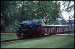 990001 ex 99.3011 ist hier mit einem Personenzug bei der BUGA in Cottbus am 5.7.1995 unterwegs.