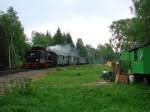 Einfahrt der Lok 20 am 31.05.2008 aus Oberwiesenthal in Kretscham-Rothensehma, diesmal steht die Aufschrift 111 Jahre Fichtelbergbahn, auerhalb der Lok