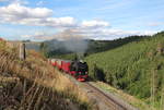99 7240 nähert sich mit dem P8939, dem letzten Zug von Wernigerode zum Brocken, dem Fotografen, der wie jeden Tag immer diesen Zug fotografiert, da er der einzige bergwärtsfahrende Zug ist,