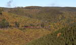 Blick vom Drängetalhangweg auf P8933 mit 99 222.

Drängetalhangweg, 15. Oktober 2017