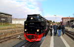 Gerade ist am späten Nachmittag des 21.10.2018 99 234 mit ihrem IG HSB-Sonder-PmG aus Gernrode, im Bahnhof Benneckenstein eingelaufen.