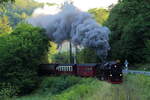 99 7240 hat mit P 8964 (Eisfelder Talmühle - Quedlinburg) gerade den Bahnhof Mägdesprung verlassen, überquert jetzt wieder die B 185 und nimmt nun mit wuchtigen Auspuffschlägen und