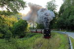 99 7240 hat mit P 8964 (Eisfelder Talmühle - Quedlinburg) gerade den Bahnhof Mägdesprung verlassen, überquert jetzt wieder die B 185 und nimmt nun mit wuchtigen Auspuffschlägen und