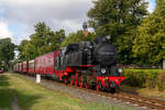 Die Br 99 2323-6 der Mecklenburgischen Bäderbahn Molli zieht ihren Zug durch Kühlungsborn Richtung Bad Doberan. 22.7.2023