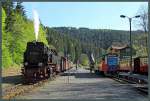 Während am 10.05.2015 bei der  großen Eisenbahn  der Betrieb nach einen einwöchigen Streik nur mühsam wieder in Gang kam, herrschte bei den Harzer Schmalspurbahnen reger Betrieb. Im Bahnhof Eisfelder Talmühle treffen sich am Nachmittag drei Züge. In der Mitte 187 019-5, welcher als P 8986 aus Nordhausen mitsamt dem Fotografen vor wenigen Augenblicken eingetroffen ist. Links steht 99 7232-4 mit dem P 8964 nach Quedlinburg bereit, rechts der P 8929 nach Nordhausen. 