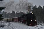 99 7234-0 schnauft mit dem P8927 nach Schierke durch den verschneiten Harz nachdem sie gerade den Bahnhof Drei Annen Hohne verlassen hat.