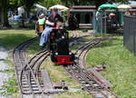 Ein ganz junger Lokführer und ein erhöhter Sitzplatz für den 'echten' Lokführers! Anlässlich des 50 Jahres-Jubiläums der Steiner Liliputbahn konnten Interessierte über eine kurze Strecke eine Lok selber steuern. Das ganze Bahnareal darf man überall betreten und alles ist problemlos begehbar. Stein am Rhein, 21.6.2025