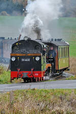 Die Schmalspur-Dampflokomotive 99 4632 wurde 1914 in der Stettiner Maschinenbau AG Vulcan gebaut, erhielt 1962 im RAW Görlitz einen Neubaurahmen und ist hier im Einsatz für die Rügensche Bäderbahn zu sehen. (Serams, November 2022)