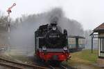 99 4801-9 mit Zug der RüBB am 28.03.2021 - Einfahrt Putbus