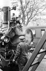  Essen ist fertig...  (Scherz) ...7.10.1981, Während des Jubiläums „100 Jahre Sächsische Schmalspurbahnen“ findet auf dem Bahnhof Radeburg ein Fest statt.